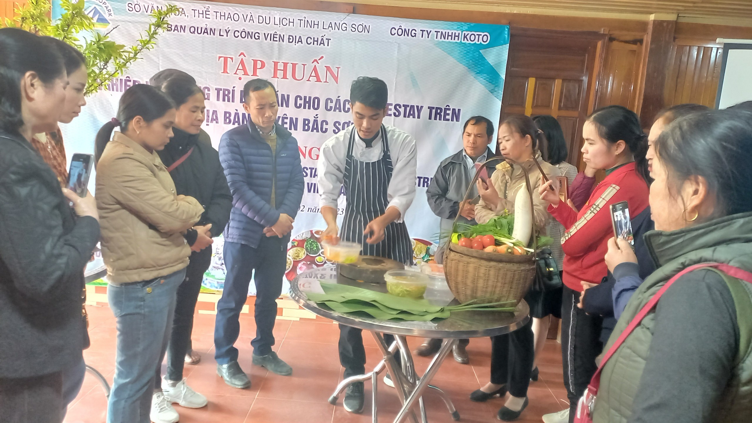 Giảng viên hướng dẫn thực hành trang trí bàn ăn cho học viên homestay Bắc Sơn