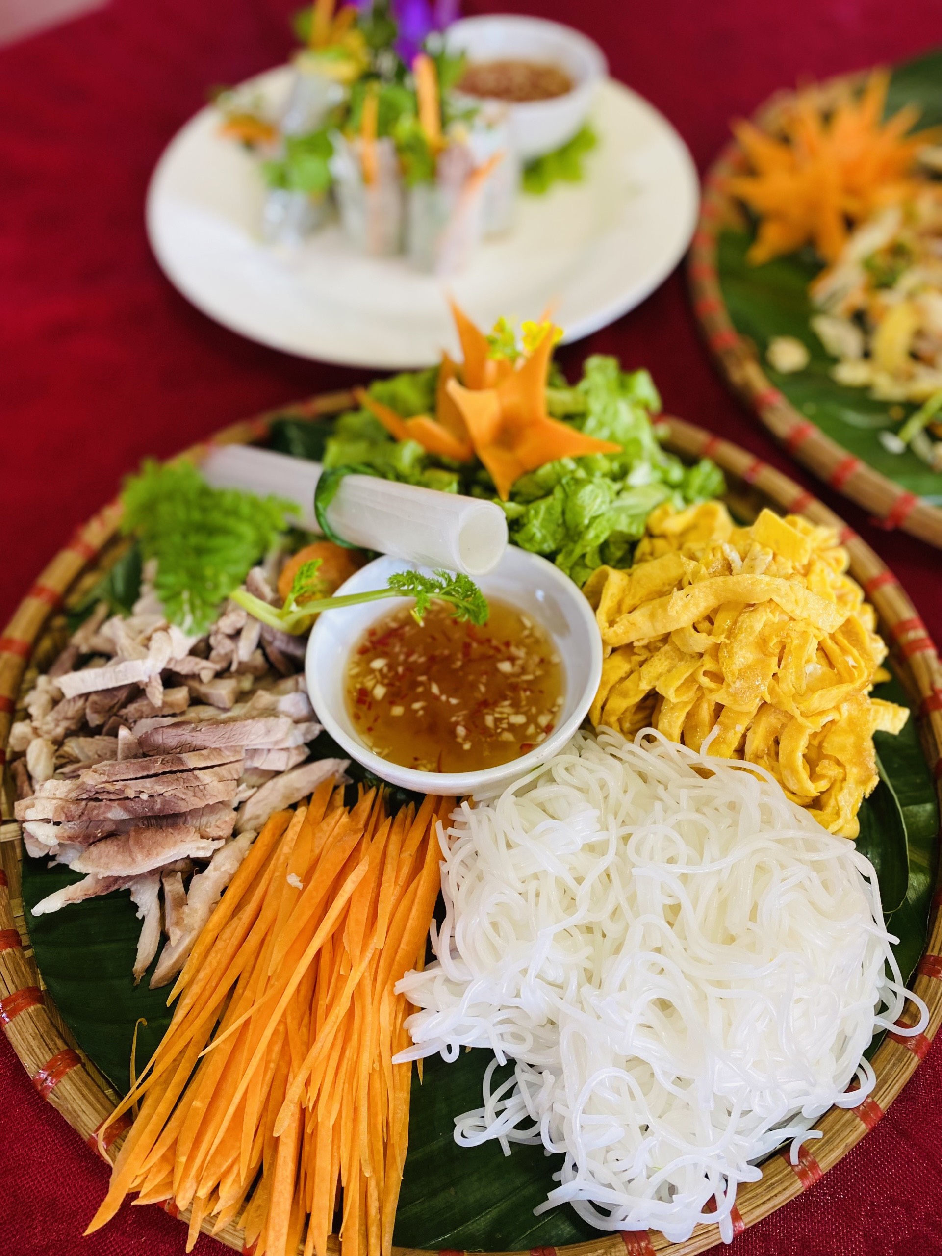 Học viên tập huấn cách bài trí và trang trí bàn ăn tiêu chuẩn
