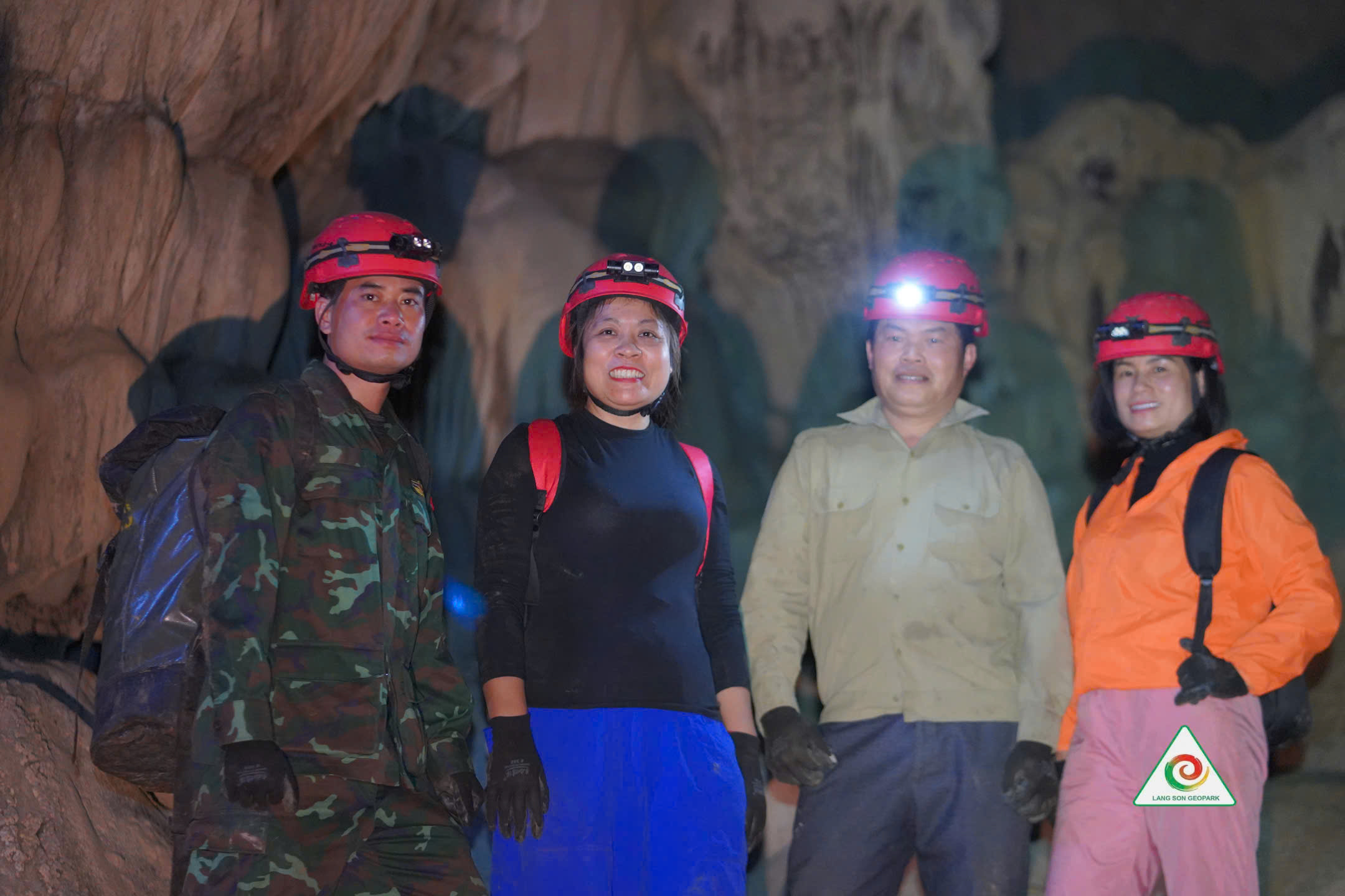 Trải nghiệm hoạt động trekking và khám phá vẻ đẹp kỳ vĩ xung quanh khu vực hang Đán Lài
