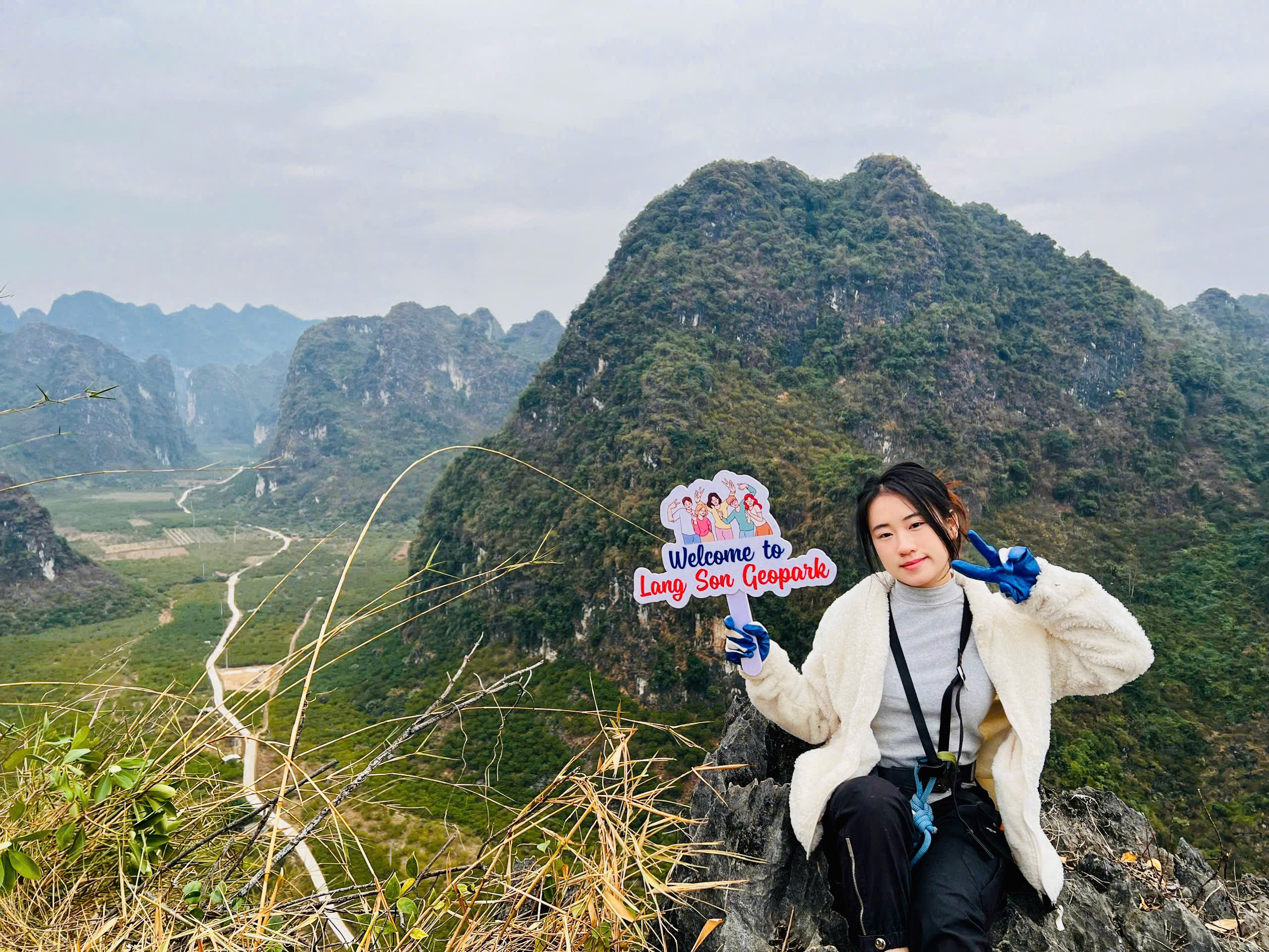 Góc nhìn toàn cảnh từ điểm treo lơ lửng giữa Cổng trời Yên Sơn, Công viên địa chất Lạng Sơn