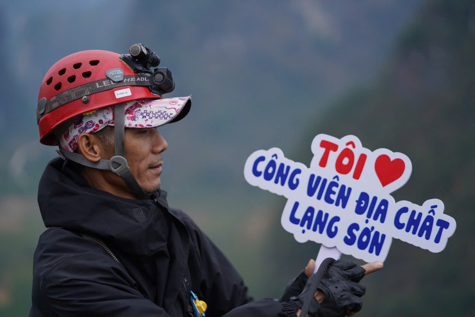 Vẻ đẹp bao la và hùng vĩ của thung lũng Lân Lừa nhìn từ Cổng trời Yên Sơn