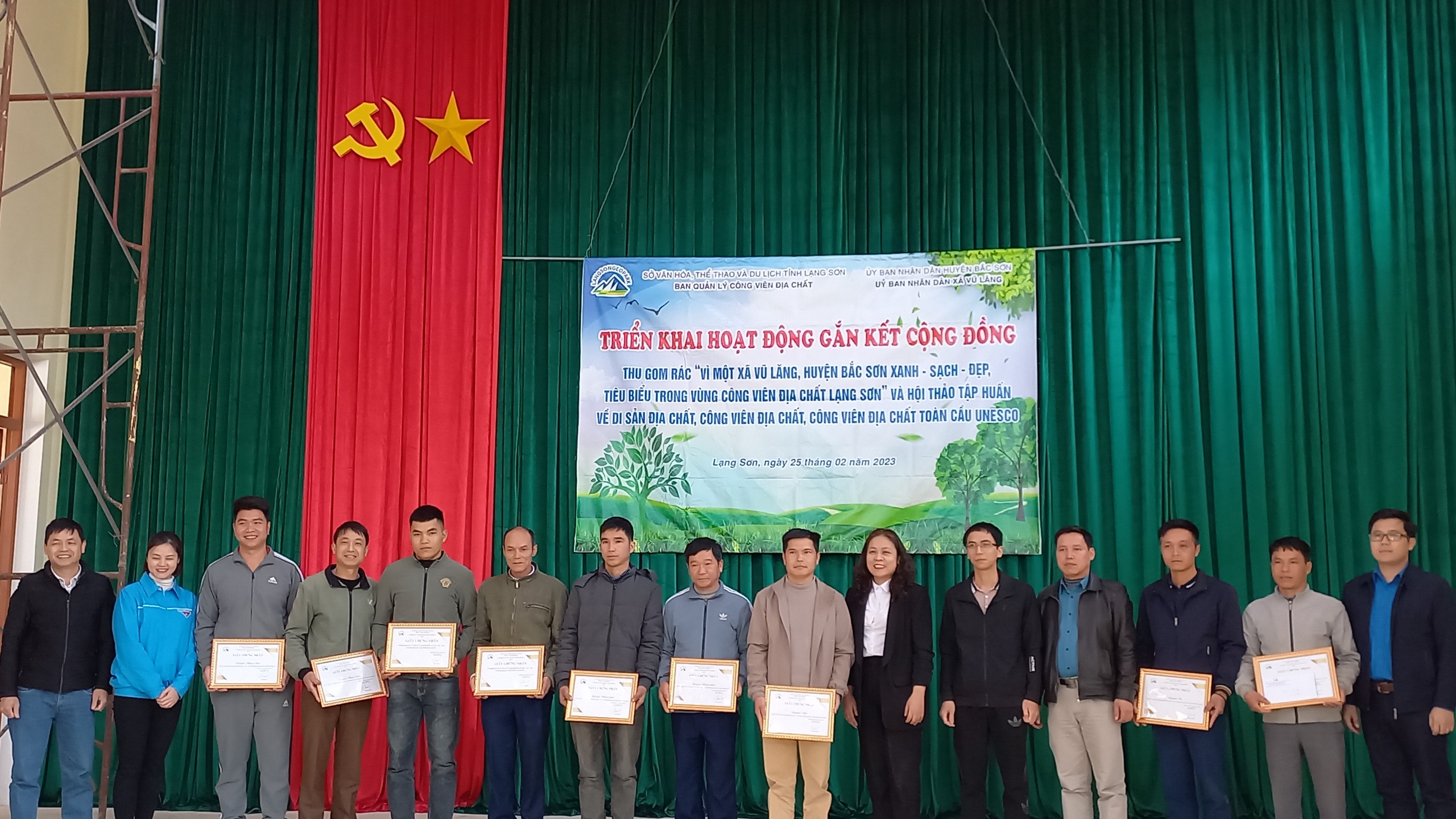 Lãnh đạo Ban Quản lý CVĐC Lạng Sơn chia sẻ nội dung tập huấn tại xã Vũ Lăng