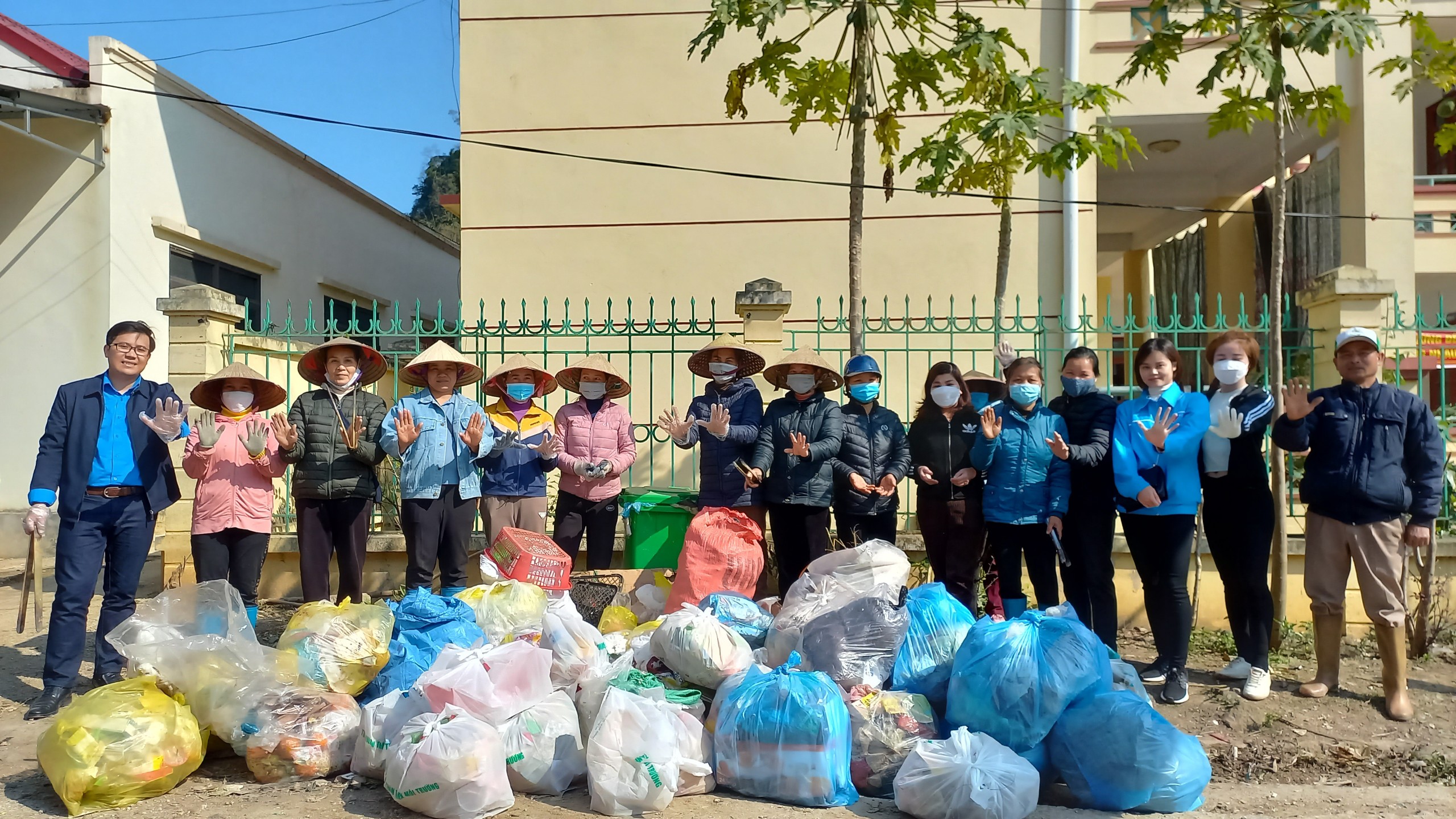 Đoàn viên thanh niên và người dân thu gom rác thải dọn dẹp đường làng ngõ xóm