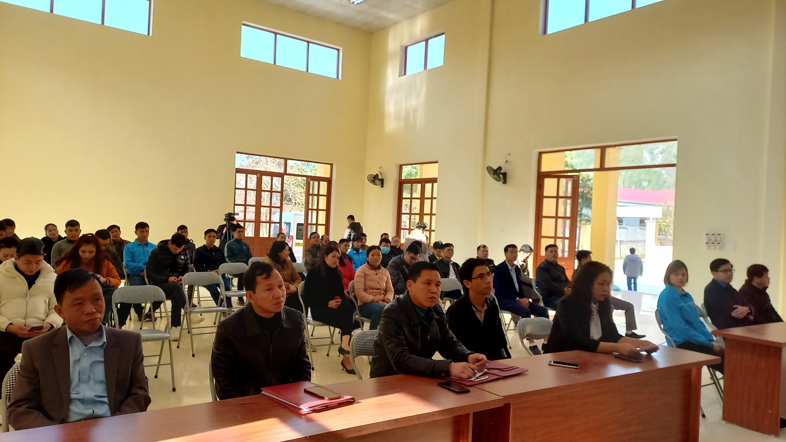 Ban tổ chức trao giải cho các đội thi tham gia thu gom rác thải bảo vệ môi trường