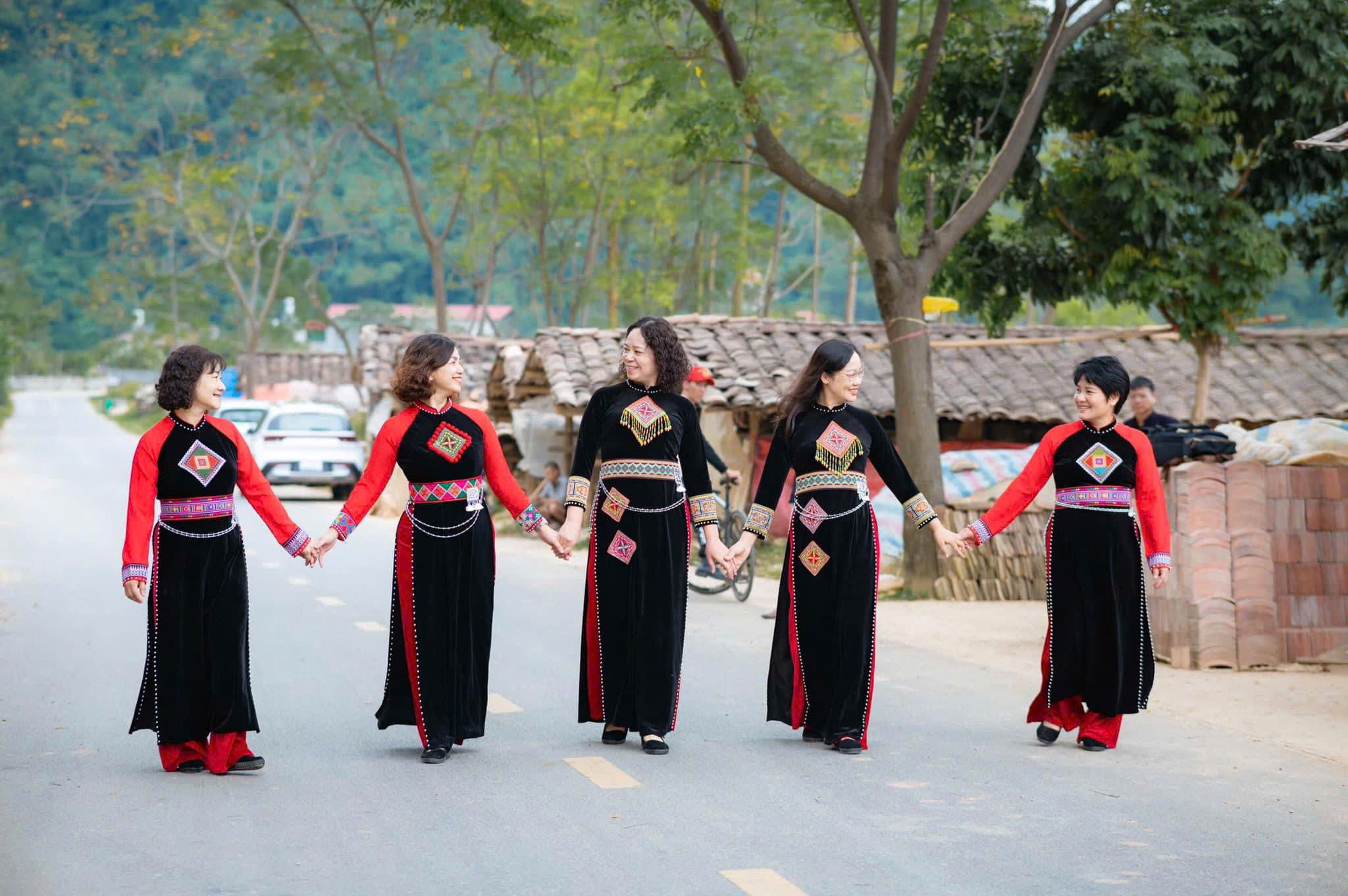 Kiến trúc nhà sàn mái ngói âm dương của người Tày