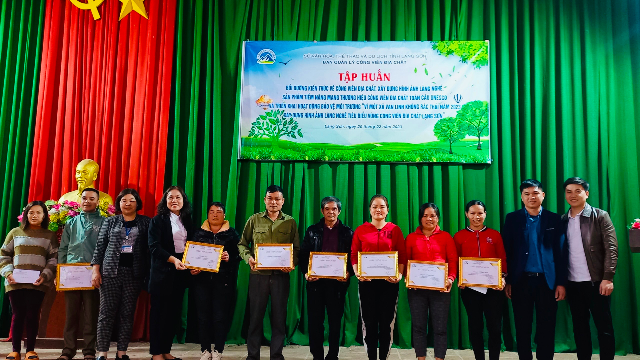 Cảnh quan đường xá và không gian làng nghề phơi cao khô Vạn Linh xanh sạch đẹp