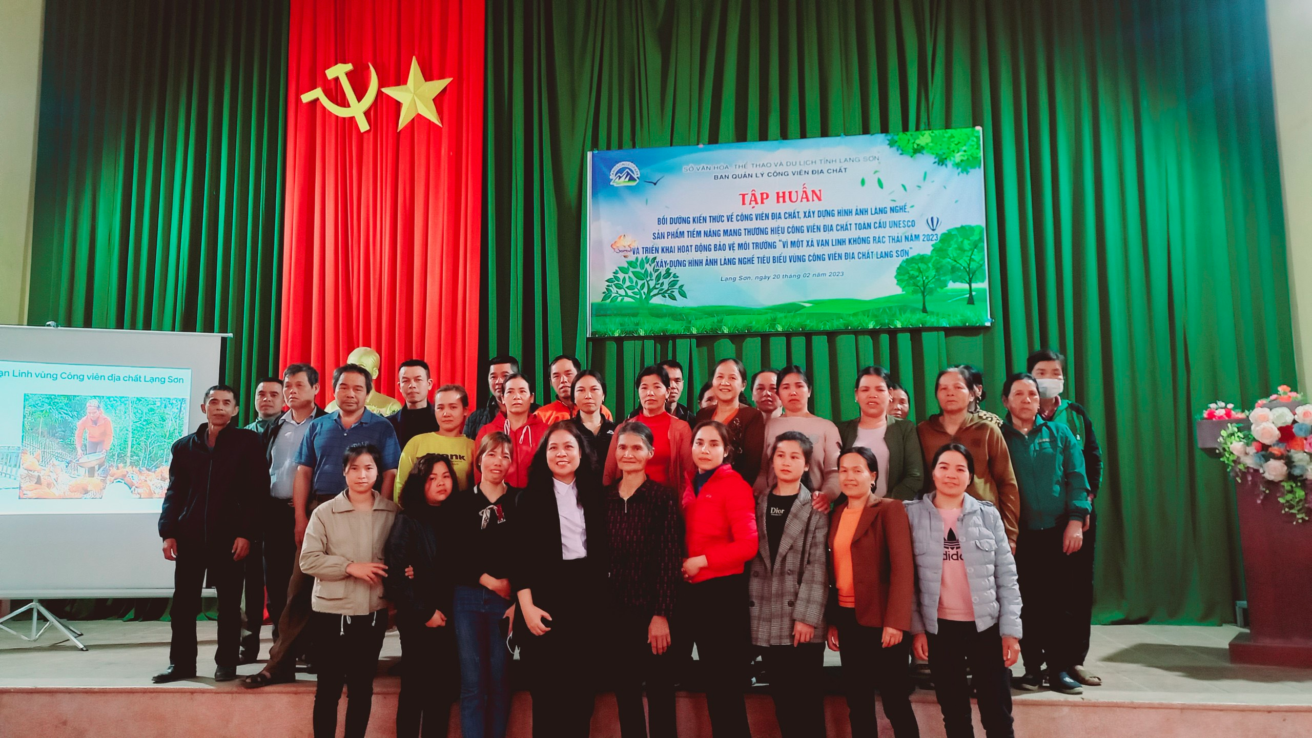 Người dân và lực lượng chính quyền xã Vạn Linh thu gom dọn dẹp vệ sinh đường làng