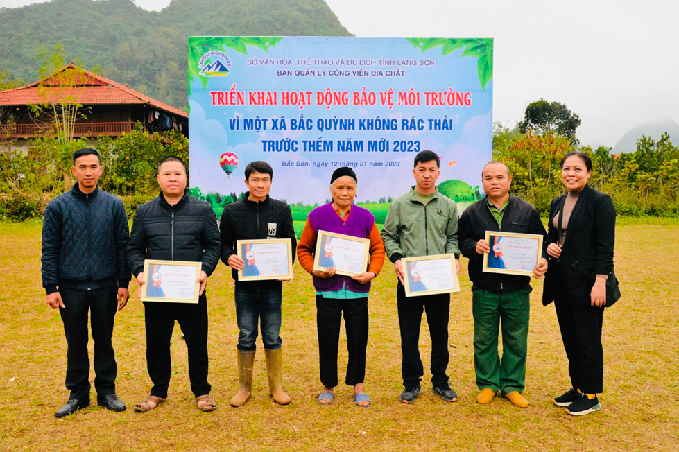 Ban tổ chức trao giải cho các đội thi xuất sắc trong phong trào bảo vệ môi trường