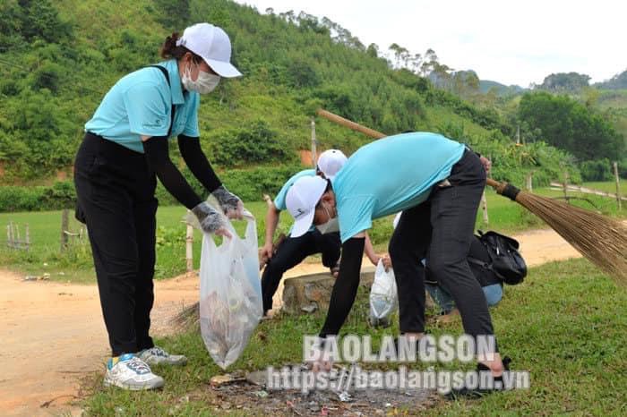 Học viên dọn vệ sinh môi trường trong khóa bồi dưỡng nâng cao kiến thức