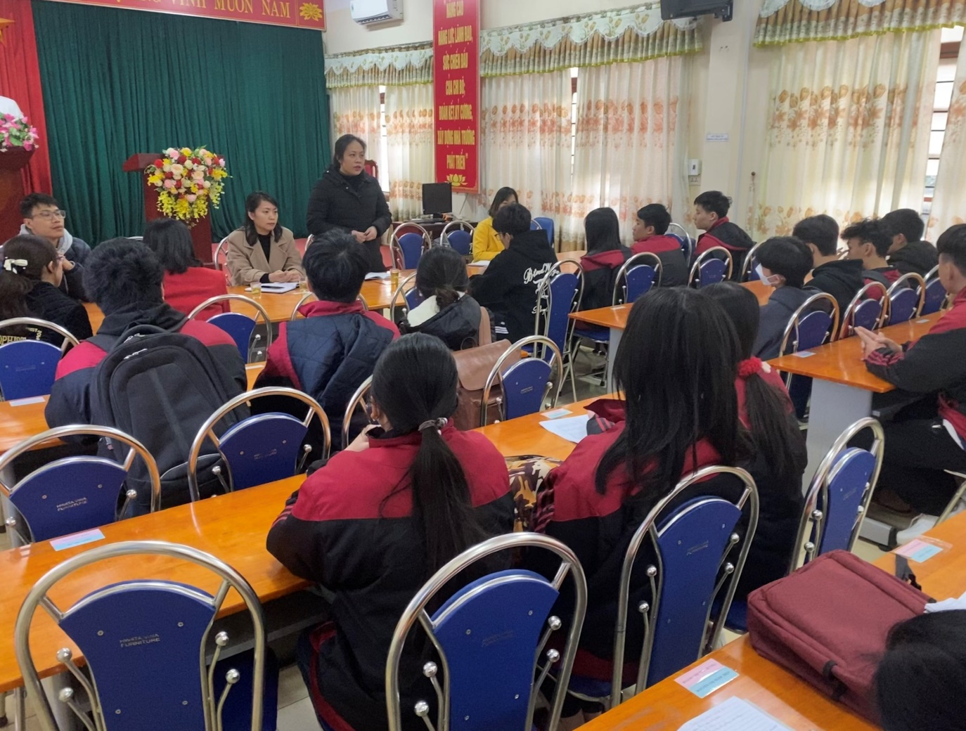 Ban Quản lý Công viên địa chất Lạng Sơn làm việc với Trường THPT Chi Lăng về dự án trường học