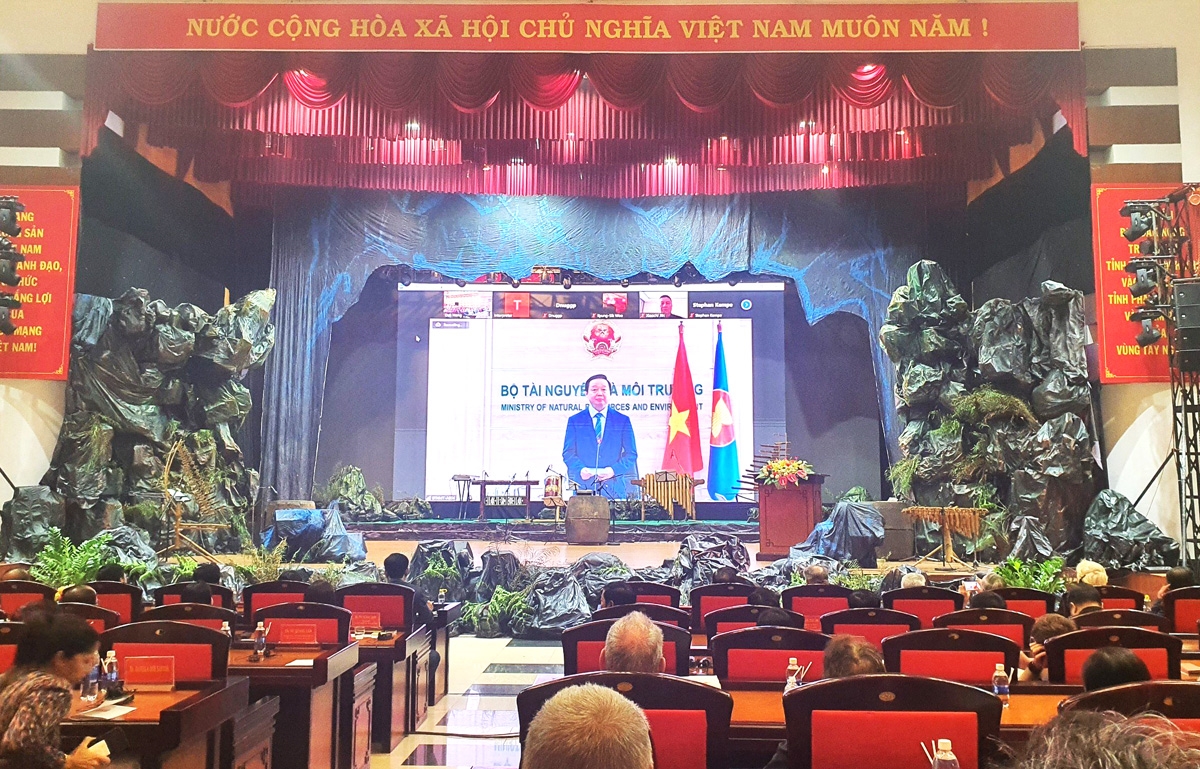 Ủy viên Trung ương Đảng, Bộ trưởng Bộ Tài nguyên và Môi trường Trần Hồng Hà dự và phát biểu trực tuyến