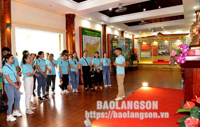 Thành viên Đoàn thuyết trình bằng tiếng Anh tại Nhà Trưng bày Chiến thắng Chi Lăng, huyện Chi Lăng
