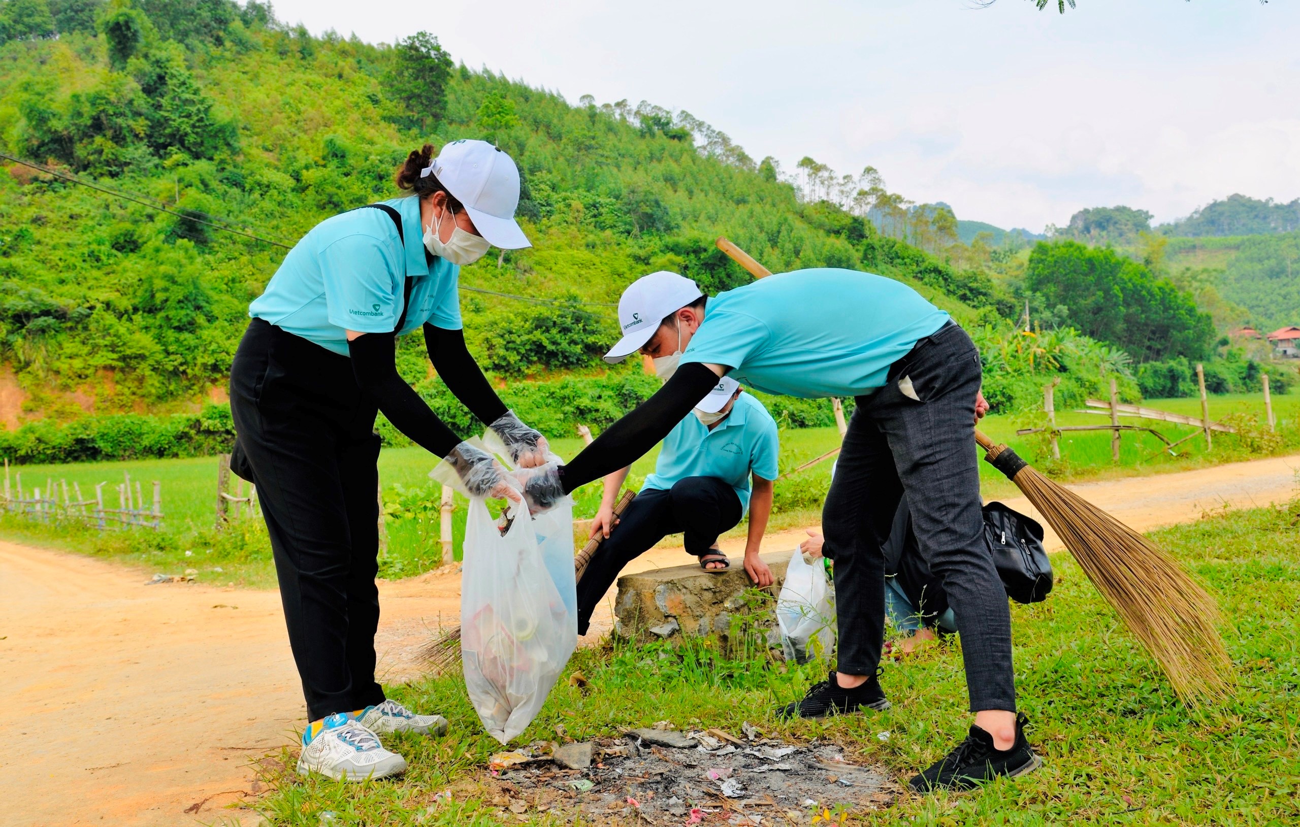 Đoàn thực hiện vệ sinh môi trường tại Làng du lịch cộng đồng Hữu Liên, huyện Hữu Lũng