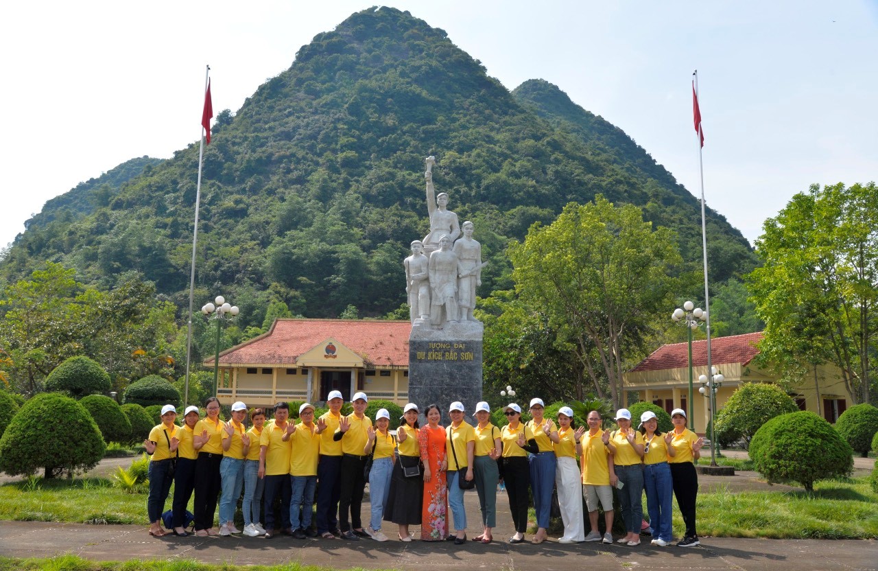Đoàn tham quan Bảo tàng khởi nghĩa Bắc Sơn, huyện Bắc Sơn