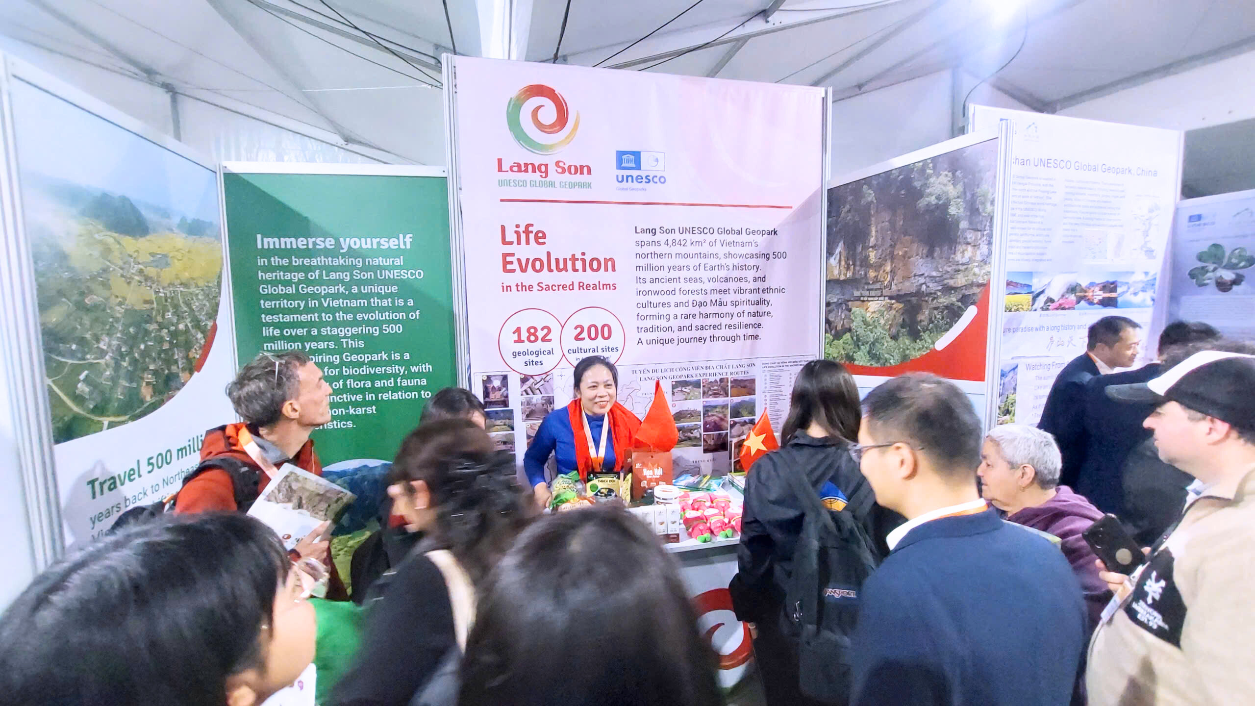 Gian hàng quảng bá Công viên địa chất toàn cầu UNESCO Lạng Sơn thu hút bạn bè quốc tế