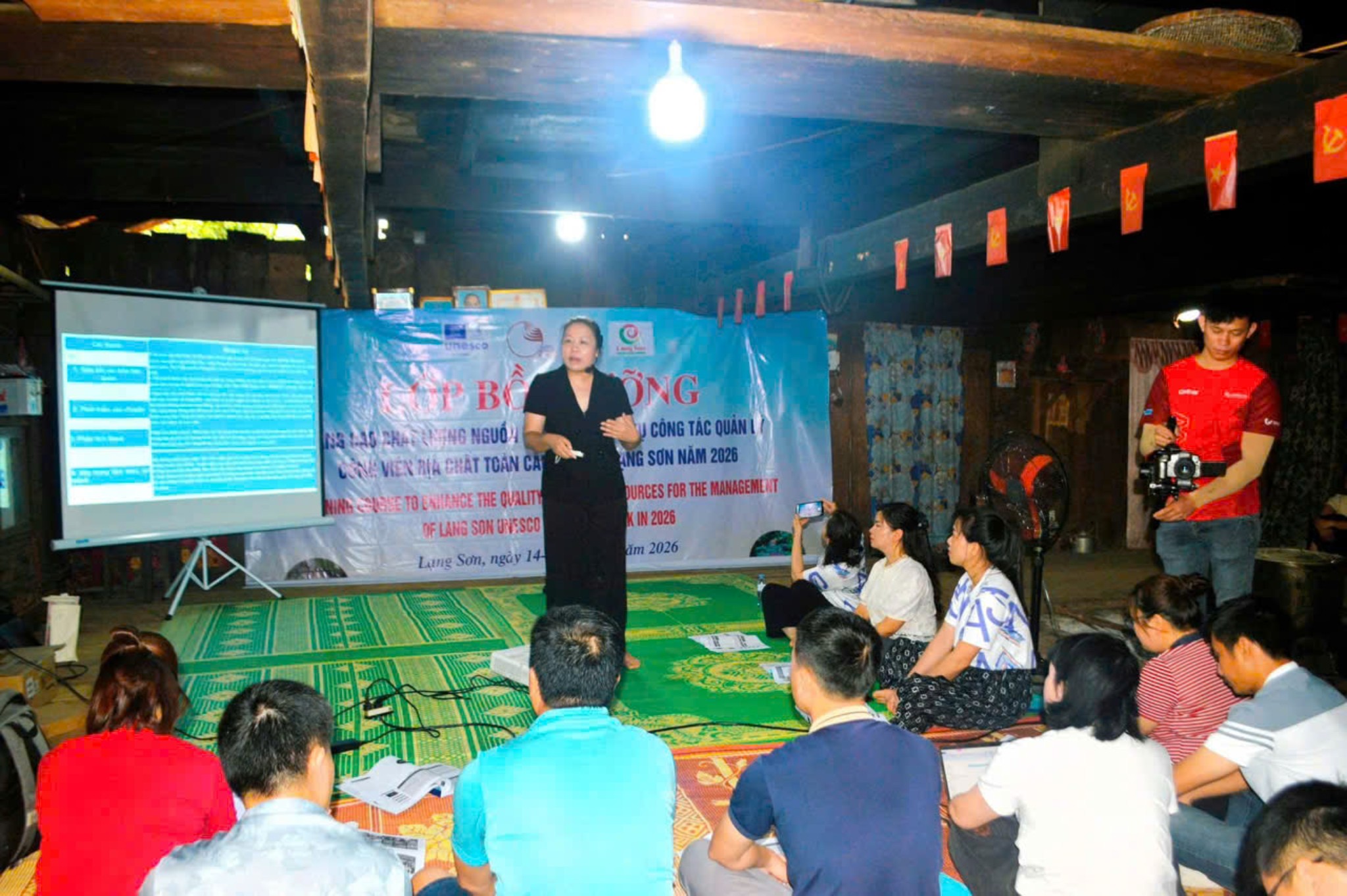 Các đại biểu và học viên tham dự lớp bồi dưỡng nâng cao năng lực
