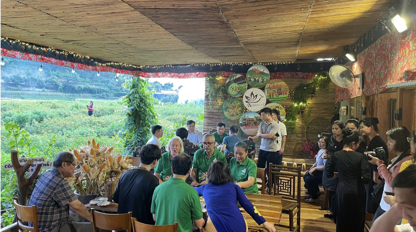 Du khách giao lưu văn hóa tại Điểm dừng nghỉ Hoa Hồi