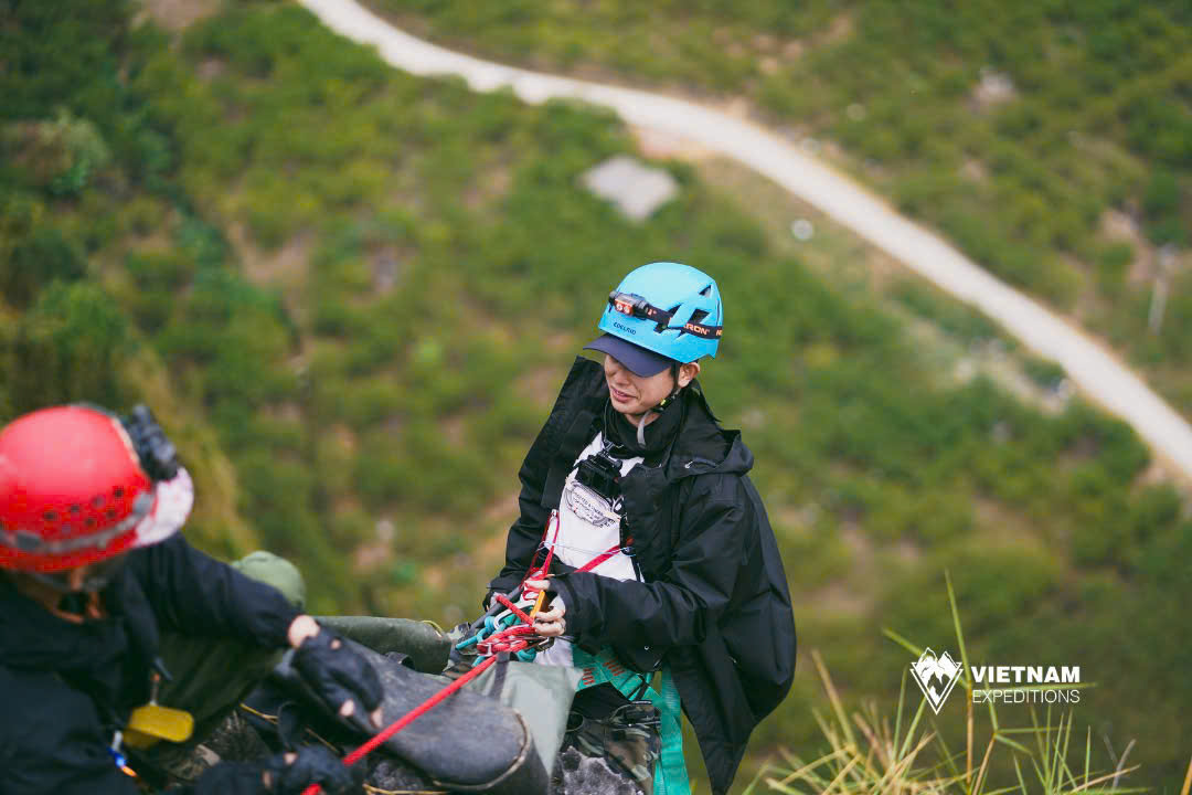 Hoạt động trải nghiệm cắm trại camping độc đáo phía bên ngoài vách đá Cổng trời Yên Sơn