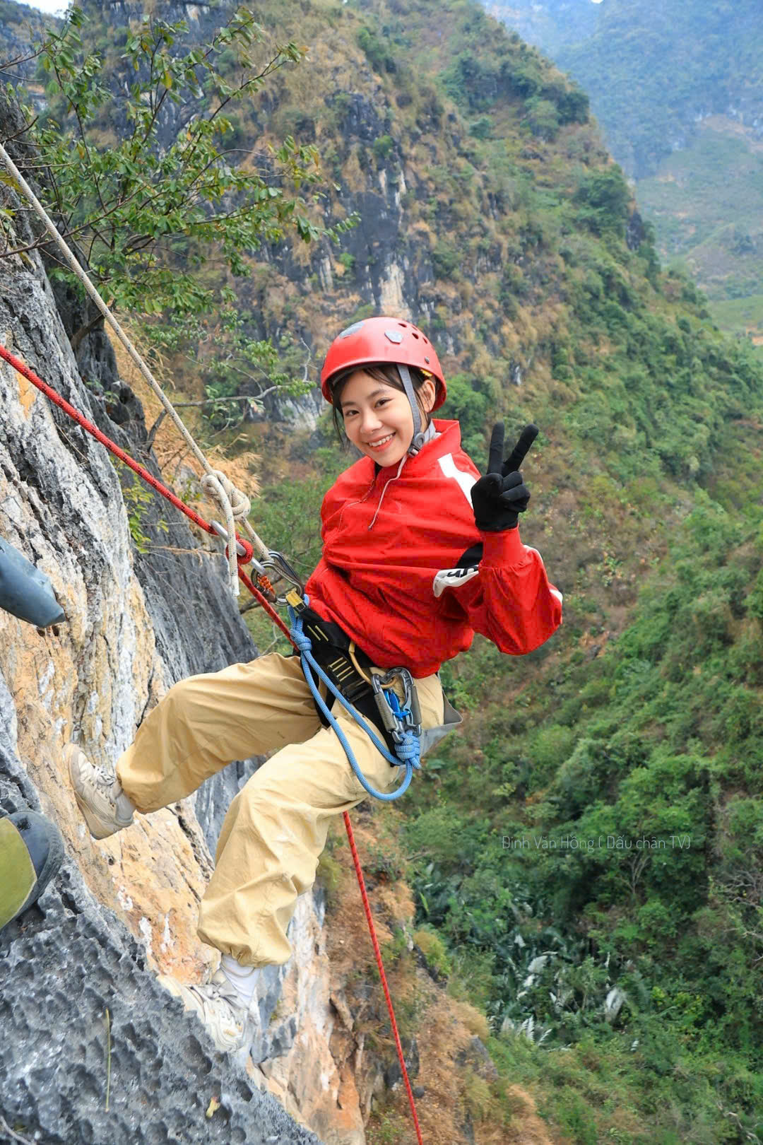 Cung đường uốn lượn ngoạn mục bao quanh bởi những dãy núi đá vôi karst nhấp nhô