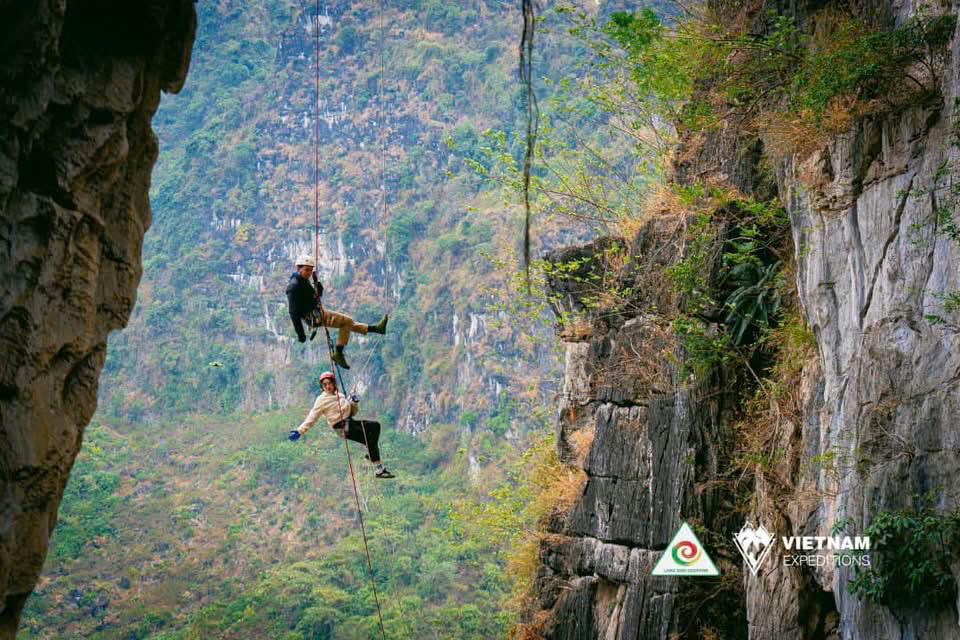 Du khách trải nghiệm ngắm nhìn bình minh và hoàng hôn ấn tượng trên vách núi đá vôi Yên Sơn