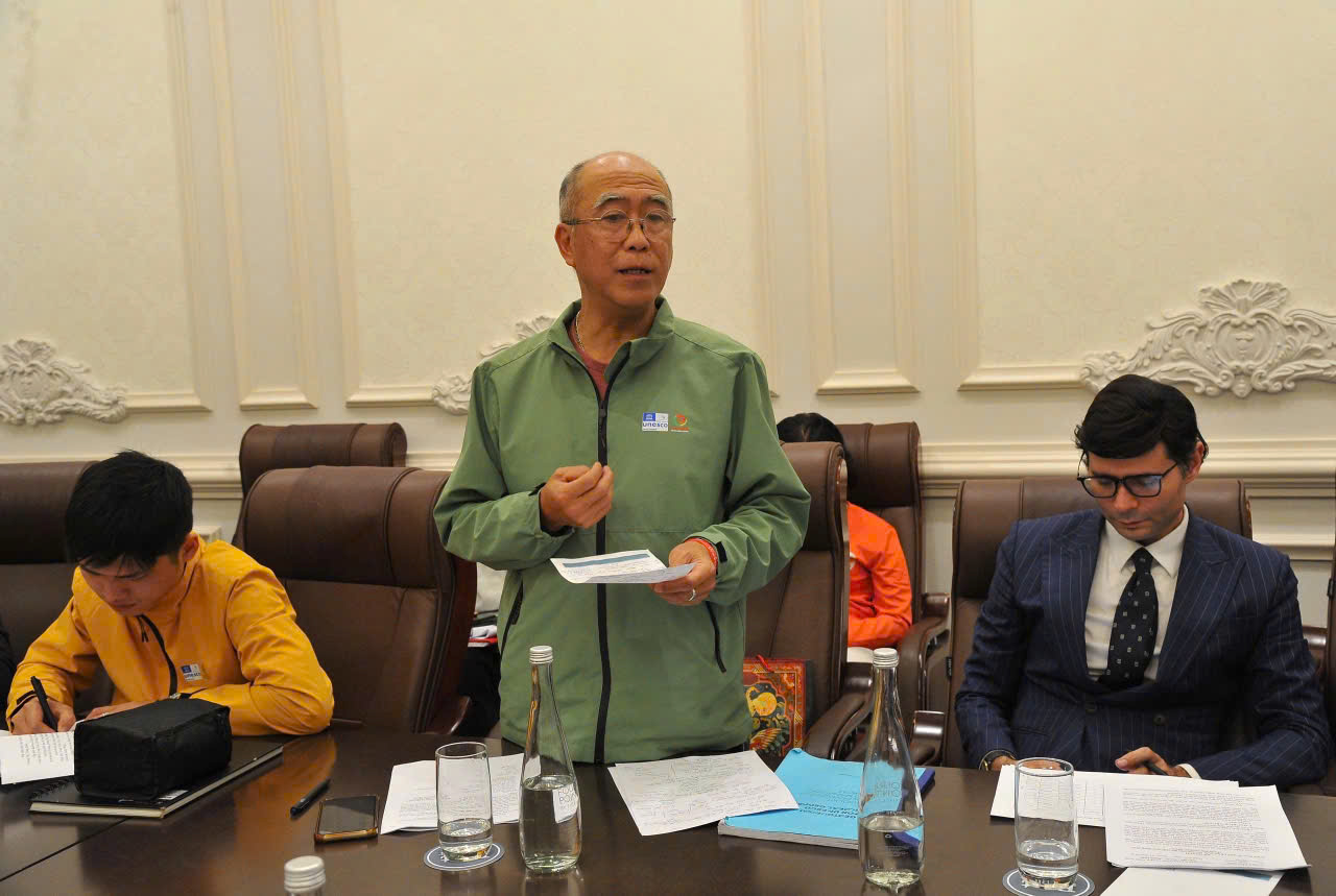 Architect Phu Duc speaking at the meeting
