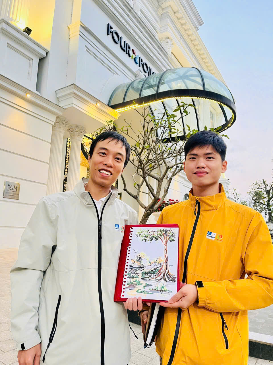 Tặng bức họa Cây di sản khu vực Cửa hang Ngườm Moóc