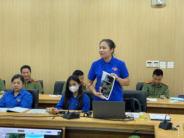 Lãnh đạo Phòng Quản lý CVĐC Lạng Sơn, Trung tâm Xúc tiến Đầu tư, Thương mại và Du lịch giới thiệu về định hướng UNESCO về phát triển và quản lý du lịch địa chất trong vùng CVĐC Toàn cầu